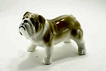 статуэтка-английский-бульдог-в-плаще